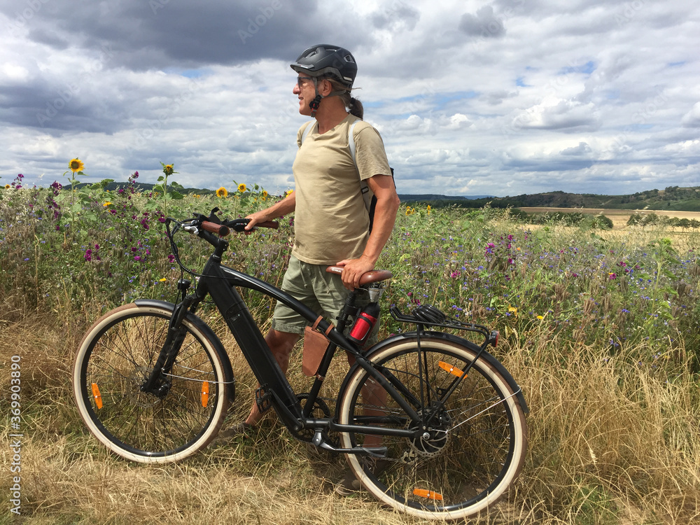 Radtour mit Trekking-E-Bike in wilder Natur