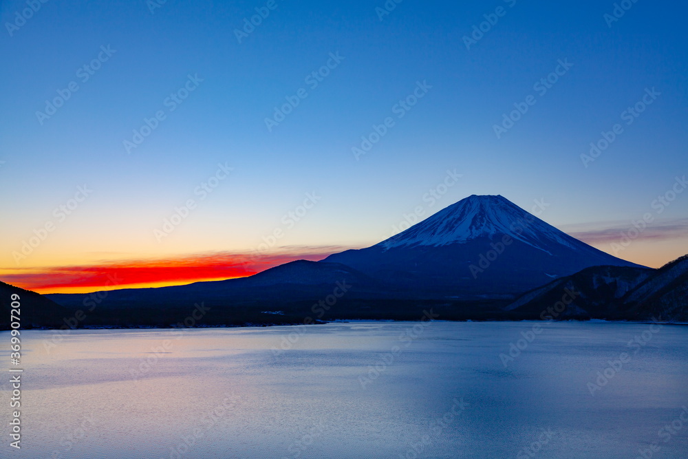 夜明けの富士山、山梨県本栖湖にて