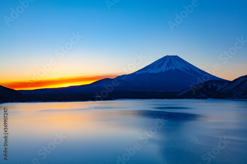 夜明けの富士山、山梨県本栖湖にて