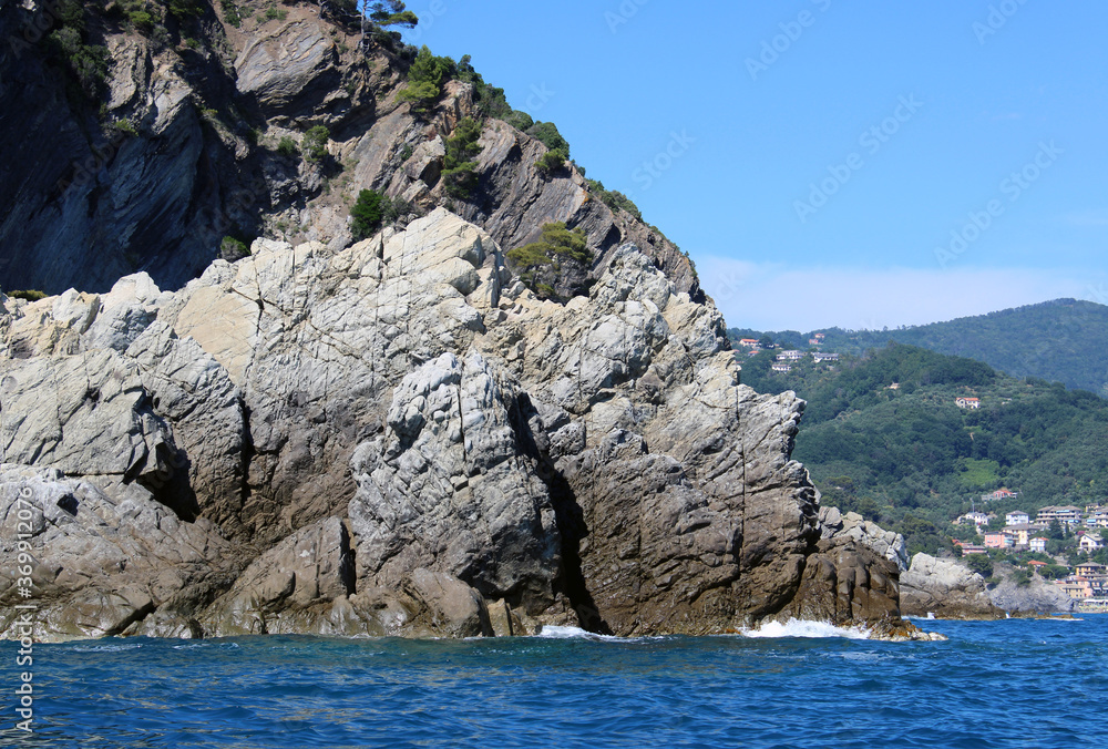 Scogliera di arenaria con mare frangenti e cielo a Moneglia Scogliera di arenaria con mare frangenti e cielo a Moneglia