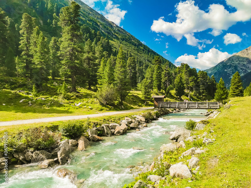 eine Brücke über dem Schlegeisbach