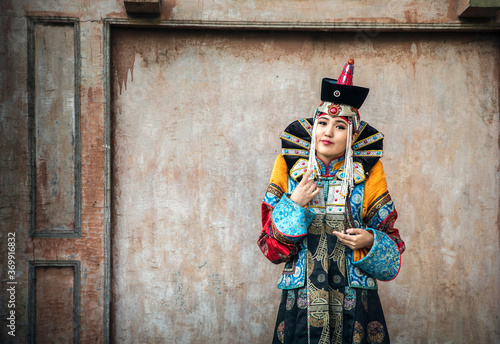 Photos mongolian lady in traditional clothing