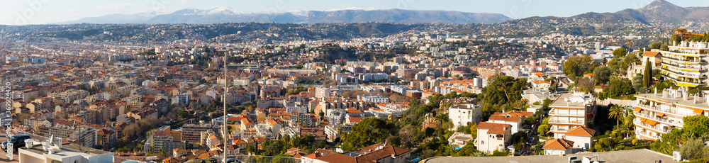 Fototapeta premium Panoramiczny widok na Niceę z apartamentowcami we Francji