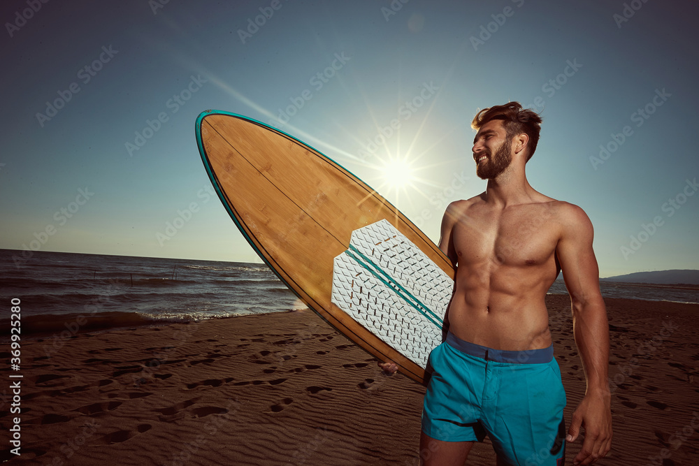 Sexy surfer posing on the beach - obrazy, fototapety, plakaty 