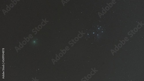 Timelapse cometa 46p / Wirtannen y Pléyades photo