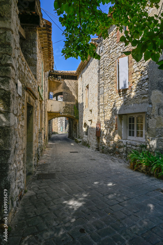 Fototapeta Naklejka Na Ścianę i Meble -    village provencal La Garde Adhémar Drôme