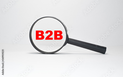 lettering B2B in a magnifying GLASS on an endless white background
