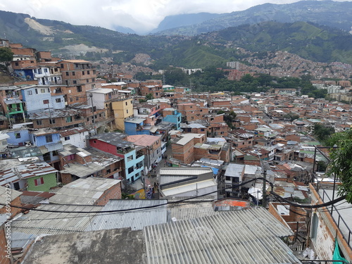 Foto Comuna 13 neighborhood - Medellin city colourful slums (favelas)