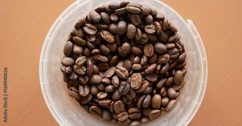 Fototapeta premium coffee bean on wood background