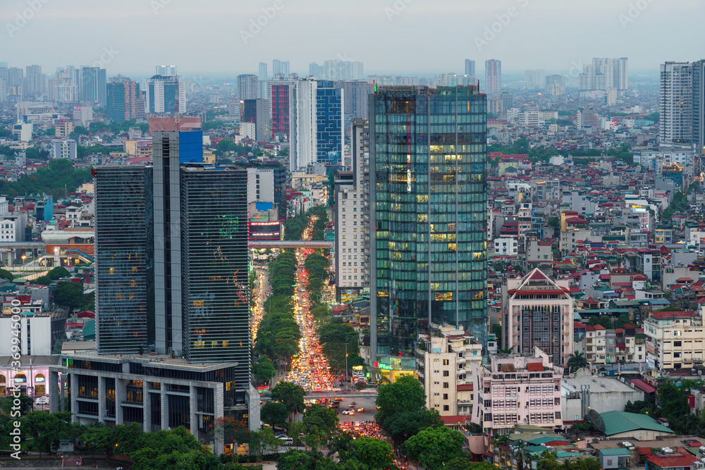 Fototapeta premium Pejzaż panoramy Hanoi przy ulicy Nguyen Chi Thanh, dzielnica Dong Da podczas zachodu słońca w Hanoi, Wietnam w 2020 r.