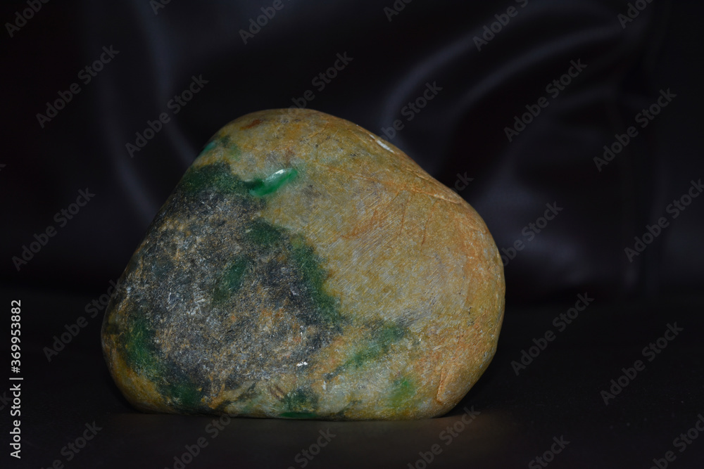 Green jade
Lumpy
That is rare and expensive to make into jewelry Green jade
Lumpy
That is rare and expensive to make into jewelry