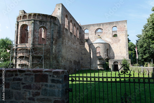 Ruinen der Stiftskirche in Bad Hersfeld. Hier finden jaehrlich Festspiele statt, die europaweit bekannt sind. Bad Hersfeld, Hessen, Deutschland, Europa photo