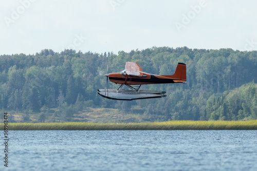 Cuadro en lienzo A float plane skims the surface of a remote lake in Northwest Ontario, Canada