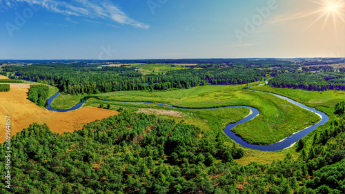 Fototapeta Naklejka Na Ścianę i Meble -  widok z lotu ptaka na rzekę Łynę na Warmii