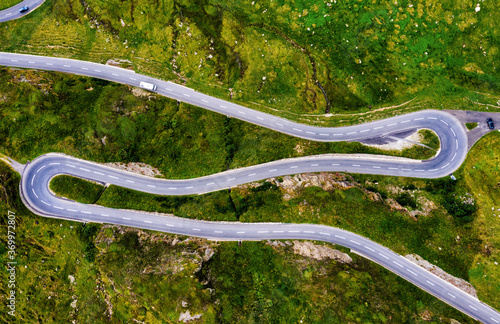 Foto Oberalp pass serpentine mountain road in swiss Alps, Switzerland
