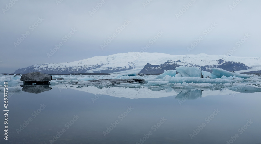 Fototapeta premium Jokulsarlon Glacier Lagoon with Mirror Image Reflection