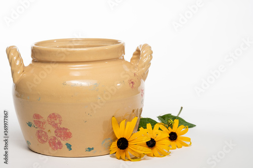 Φωτογραφία Antique crock with yellow flowers isolated on a white background