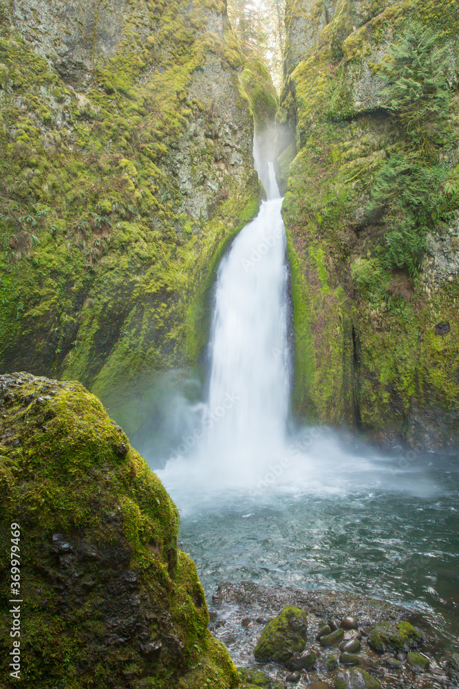 Obraz premium Wahclella Falls, a waterfall in the Columbia River Gorge, Oregon