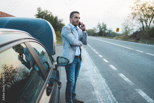 Desperate young man looking for a solution to a broken car © romul014