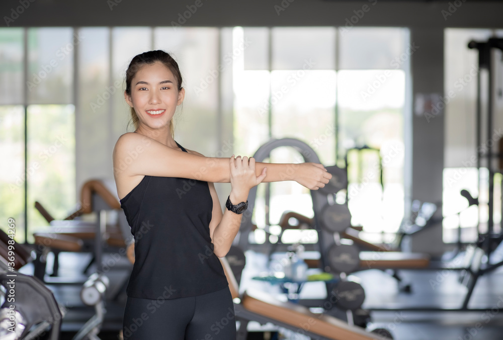 Fototapeta premium Asian women are exercising in the GYM to lose weight and keep their bodies in good shape.
