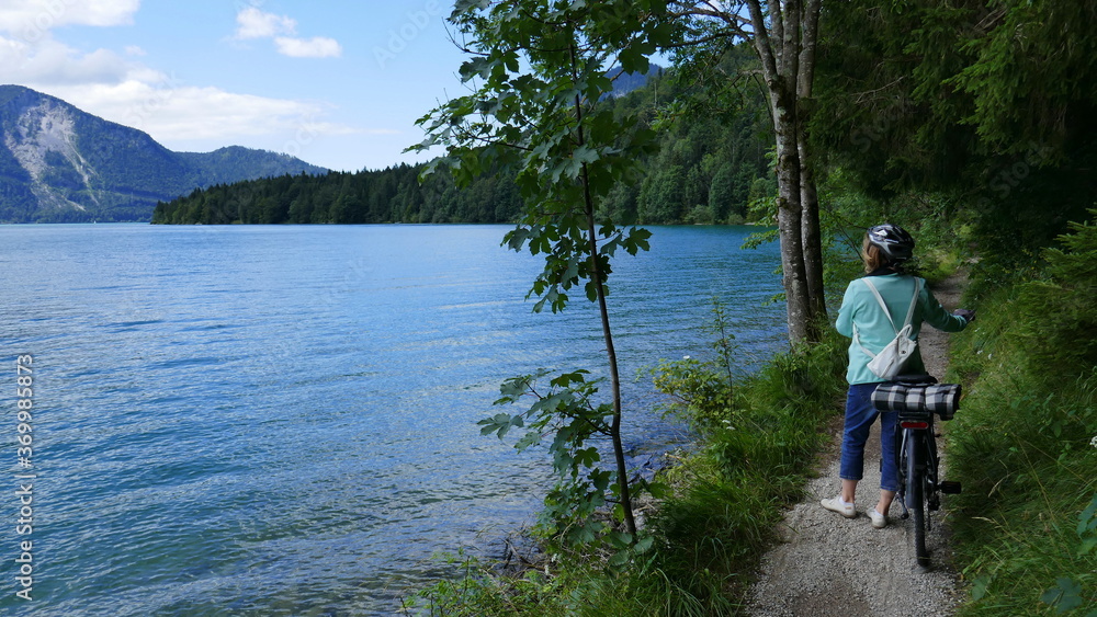 Radlerin Radweg am Walchensee, Bayern Radlerin Radweg am Walchensee, Bayern
