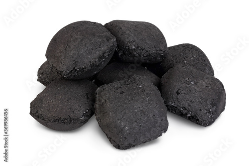 Foto bbq charcoal briquette isolated on white background with clipping path and full