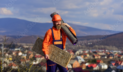 Foto man roofer inspecting damaged roof