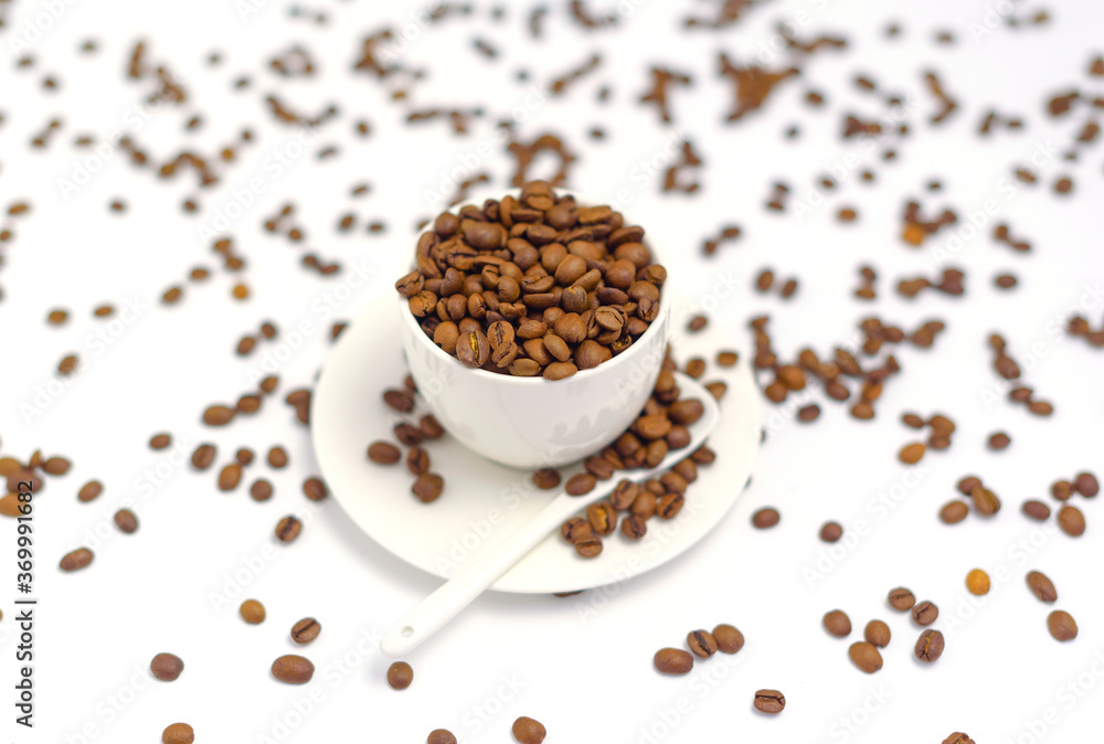 Obraz premium white coffee Cup and coffee beans on a white background, the concept of cheerfulness