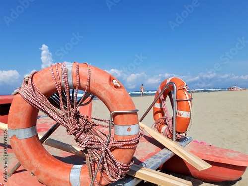 Akcesoria plażowe, wakacyjne kadry z plaży, Italia.