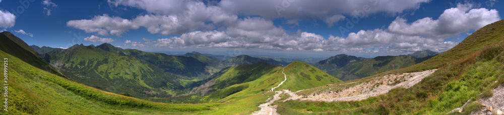 Panorama z Kończystego Wierchu na Tatry Zachodnie i Dolinę Chochołowską Panorama z Kończystego Wierchu na Tatry Zachodnie i Dolinę Chochołowską