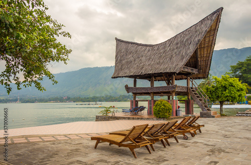 Φωτογραφία A view from the shoreline of Lake Toba, North Sumatra, Indonesia