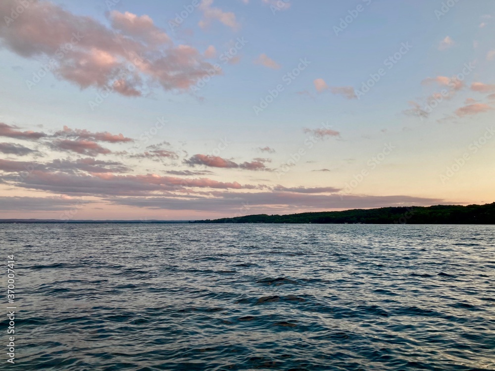 Obraz premium sunset over the lake