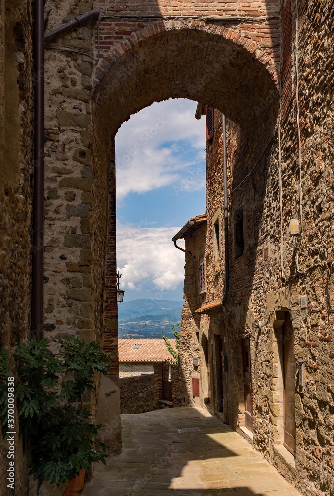 Torbogen in der Altstadt von Anghiari in der Toskana, Italien 