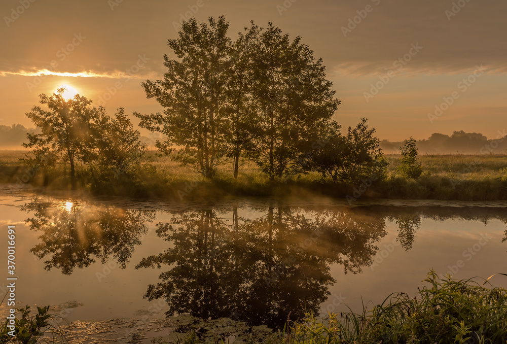 Obraz premium sunrise over the river