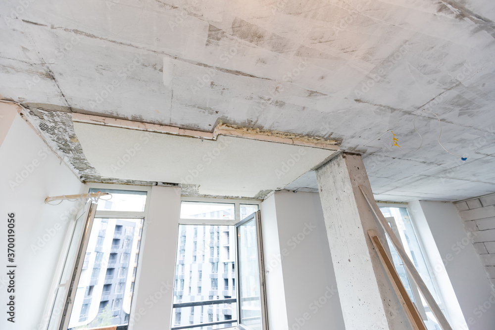 Obraz premium Home renovation in room full of painting tools