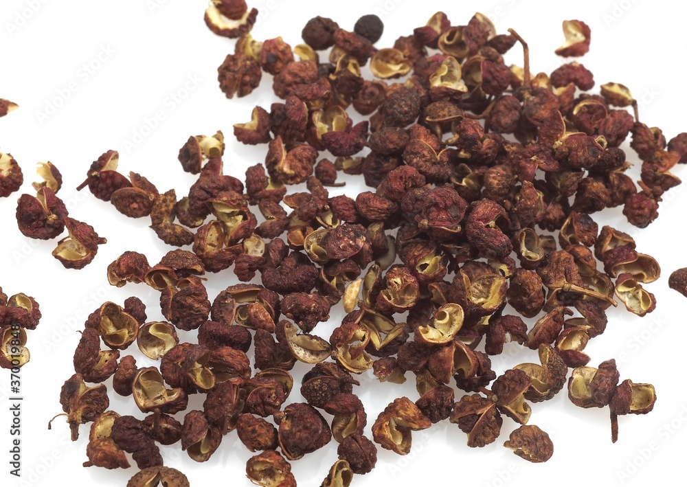 Obraz premium CZECHUAN OR SICHUAN PEPPER AGAINST WHITE BACKGROUND