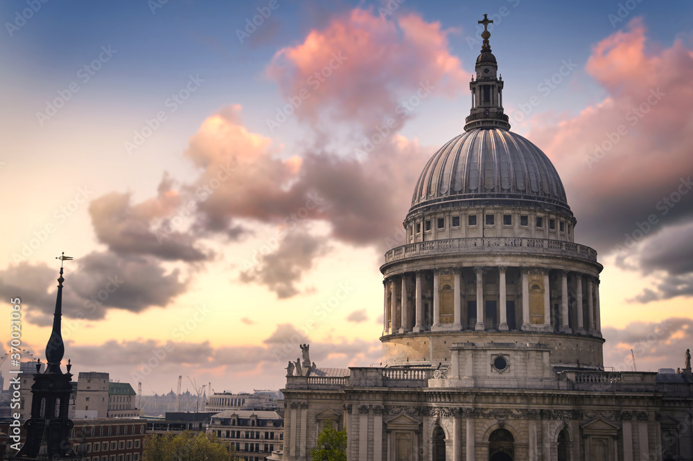 Dusk over St. Paul's Cathedral in Central London, UK.