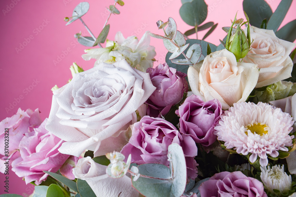 Fototapeta premium Beautiful floral arrangement on a purple background