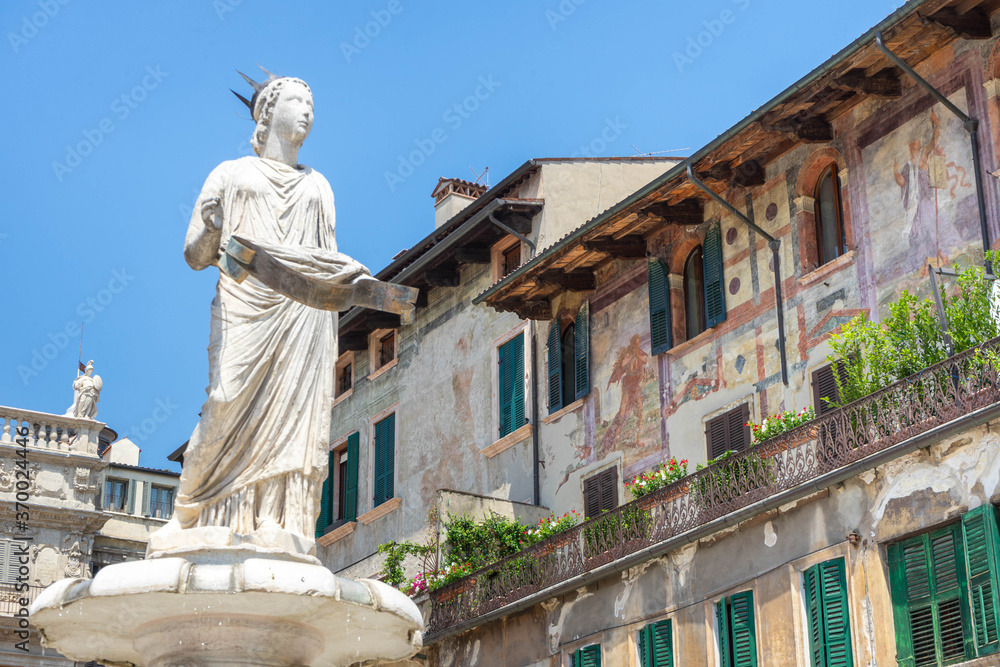 Piazza delle Erbe et la fontaine Madonna Verona (statue), Vérone, Vénétie, Italie