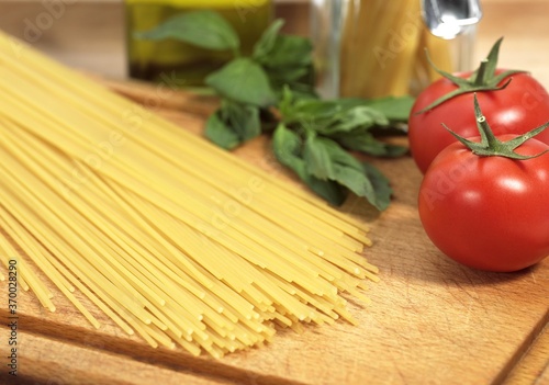 Spaghetti Pasta with Tomato and Basil