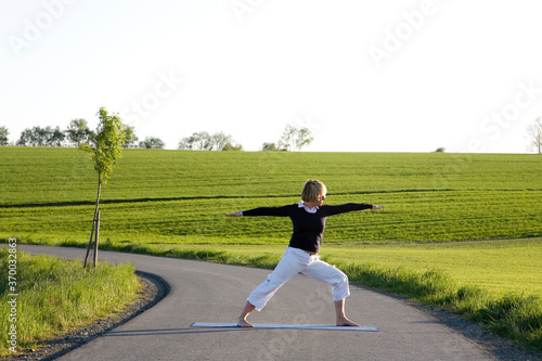 Frau macht Yoga Übung - der Krieger I