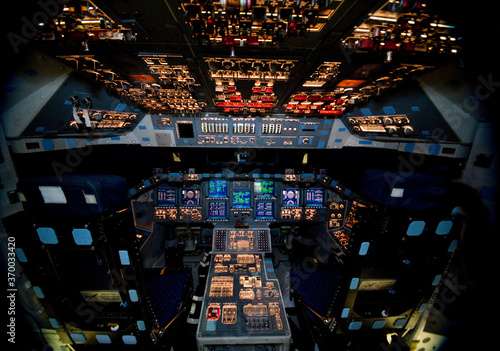 Tableau sur toile The space shuttle Atlantis flight deck all powered up at Kennedy Space Center, F