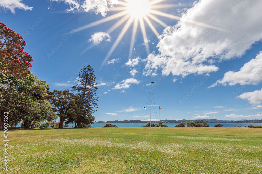 Φωτογραφία Waitangi Treaty Grounds with sun and flagstaff in Bay of Islands, New Zealand
