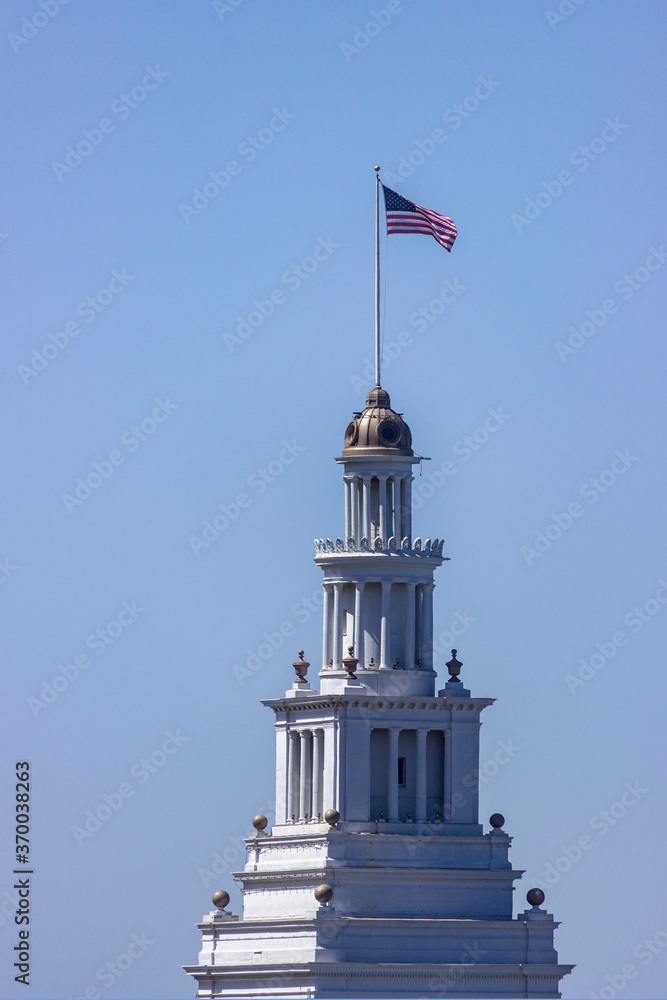 Obraz premium Top of San Francisco Ferry Building and American flag