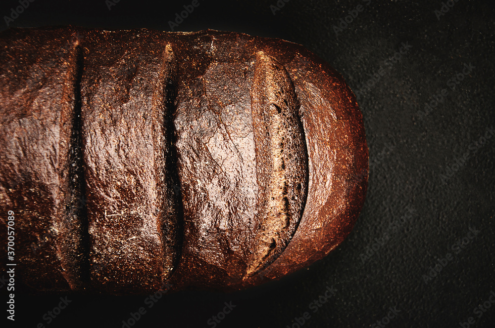 Ταπετσαρία Artisan Loaf of Pumpernickel Bread on Dark Background