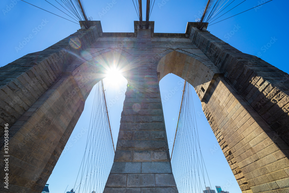 Naklejka premium Sun peaking through Brooklyn Bridge Arch