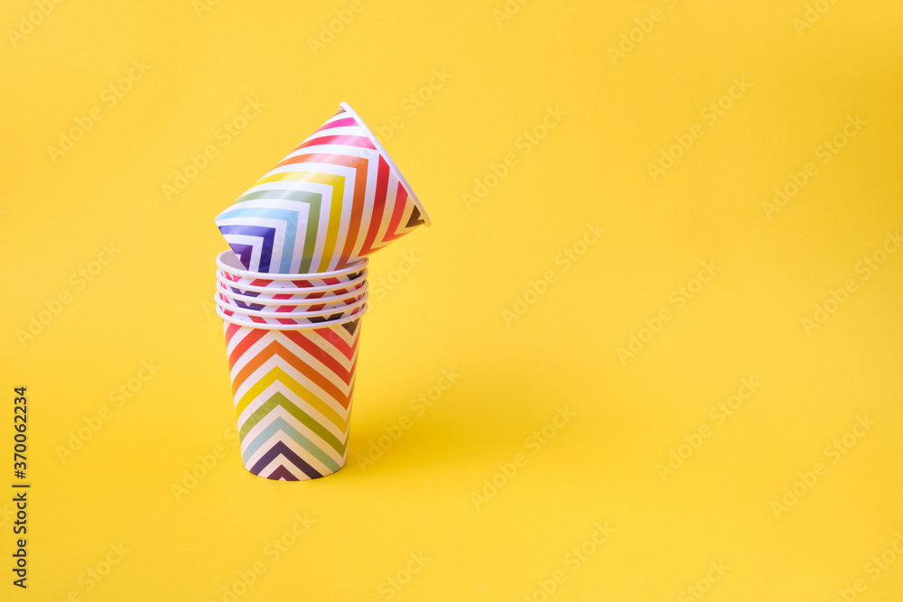 Obraz premium paper holiday cups with geometric pattern on yellow background