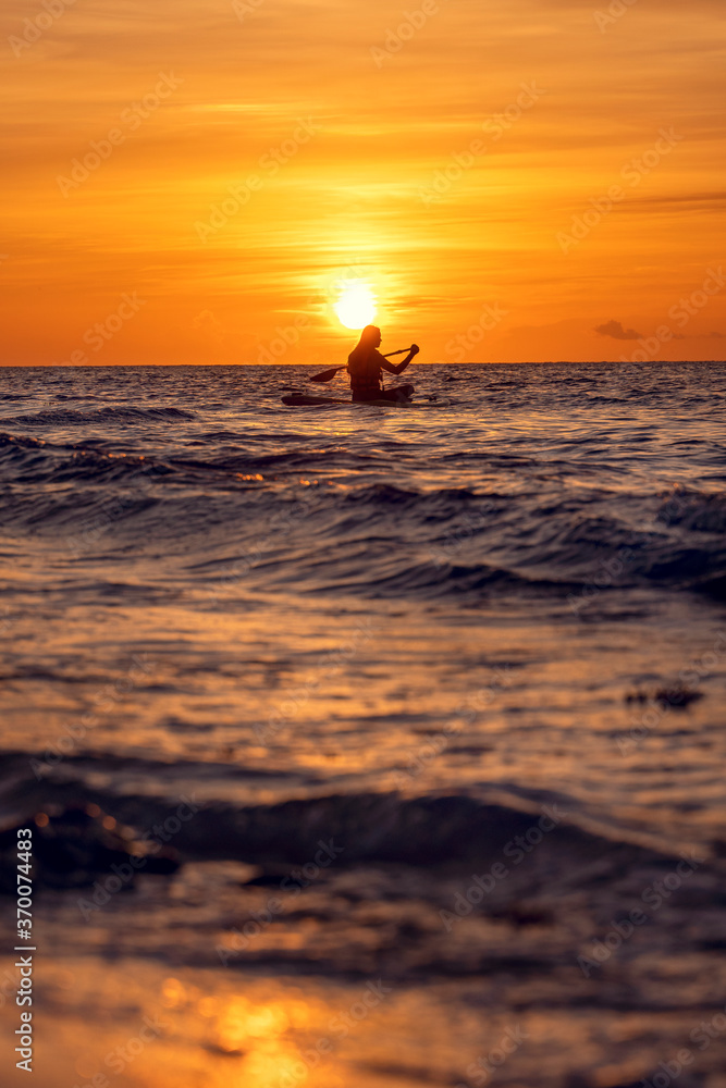 Mujer en silueta en paddle 