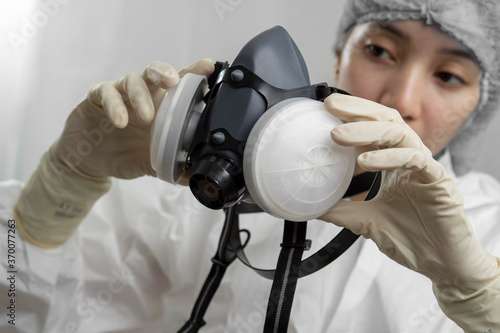 Fotografi Nurse or doctor checking a mask respirator