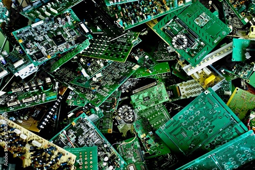 廃棄される電機部品・基盤